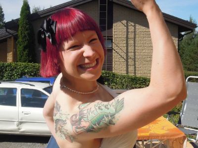 Anni Vuohensilta is showing the muscles of her right hand.